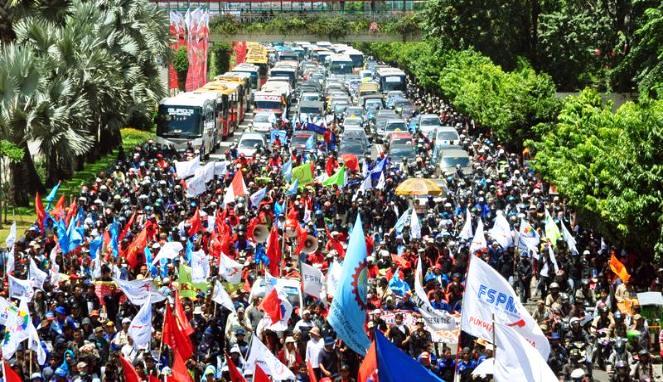 BBM Naik, Buruh Tuntut Upah Minimum Naik 50%